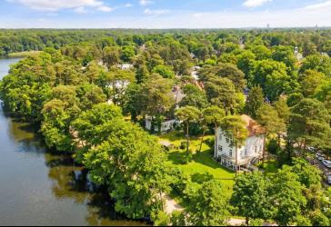 Ein Sprung vom eigenen Garten in den See: Historische Villa in einzigartiger Schlachtenseelage