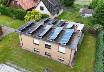 schönes Einfamilienhaus mit anteiliger PV-Anlage und Carport