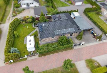 Hochwertiger KfW-70-Bungalow. Modernes Wohnen auf einer Ebene in Tespe.