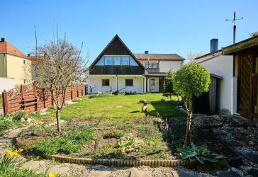 Straubing zentral & im Grünen: Einfamilienhaus mit Garten, neuer Heizung & Gestaltungsspielraum