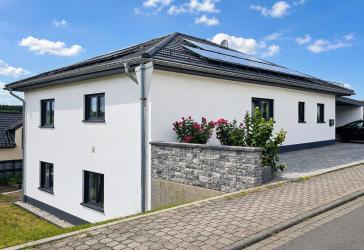 Modernes Ein- oder Zweifamilienhaus mit zwei Garagen, Photovoltaik und KfW-55-Standard in Neidenbach