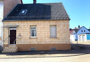 Einseitig angebautes Haus in Homburg, Websweiler - renovierungsbedürftig mit großem Potenzial