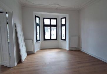 Sanierte Altbauwohnung mit Stuck und Flügeltüren