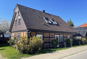 Idyllisches Haus am See mit Bootsanleger