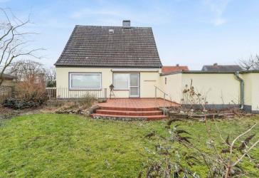 Modernisierungsbedürftiges Einfamilienhaus mit 4 Zimmern und 1 Garagen mitten in Neumünster-Einfeld