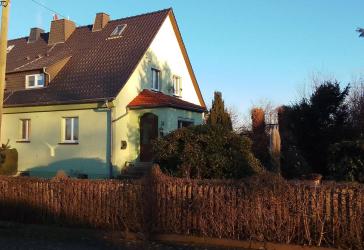 Massive Doppelhaushälfte mit Nebengebäude und großen Garten