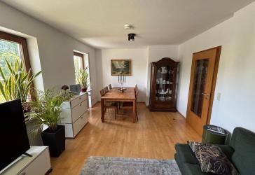 Schöne helle 3,5 Zimmer Wohnung mit EBK, Terrasse und Tiefgarage
