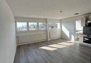 neu renovierte 2-Zi.-Wohnung mit überd. Süd-Balkon, neue Einbauküche, 7. OG m. Aufzug
