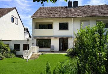 FAMILIENGLÜCK IM GRÜNEN - Gepflegte Doppelhaushälfte mit Garage, Garten & viel Entwicklungspotenzial