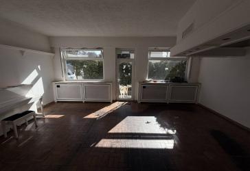 Helles Haus (Bungalow) mit 2 Garagen, 2 Stellplätzen, Garten in ruhiger zentraler Lage