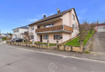 Attraktives Einfamilienhaus mit Einliegerwohnung und großzügigem Grundstück in naturnaher Wohnlage