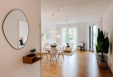 Wohnen am Wasser: Stilvolle 2-Zimmer-Wohnung mit Balkon, Wasserblick und Tiefgarage