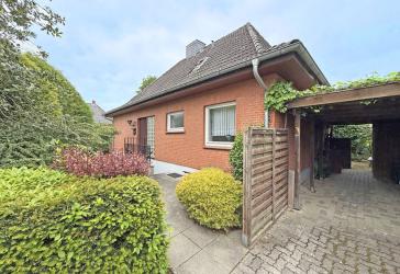 Reinfeld : geräumiger 6-Zimmer Walmdachbungalow mit VK und Carport in ruhiger Wohnlage