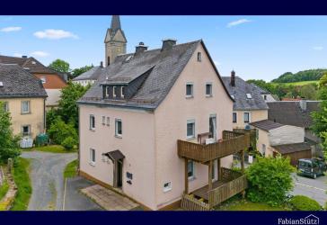 Großzügiges Zweifamilienhaus mit traumhaftem Garten im Herzen von Zell
