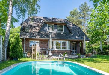 Großzügiges Einfamilienhaus mit ca. 225 m² Wohn-/Nutzfläche, Pool und Garten in Falkensee