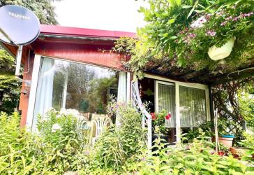 Zwischen Wald & Wasser: Bungalow mit Wintergarten, Sauna und Pool auf Eigentumsland