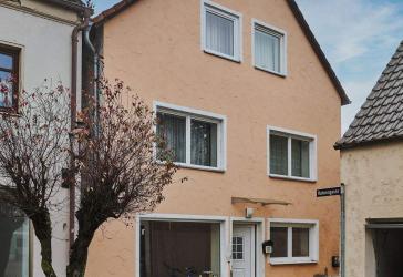 Projekt mit Zukunft: Renovierungsbedürftiges Wohnhaus mit ca. 222 m² Wohnfläche und Garten