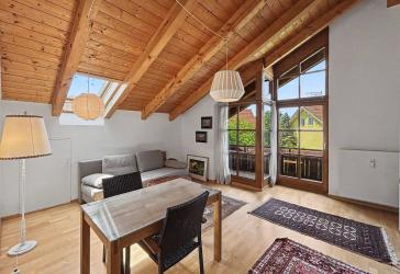 Sofort bezugsfreie 2-Zimmer-Dachgeschoss-Wohnung mit Tiefgarage und Balkon in Bad Endorf