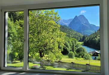 Hochwertig frisch sanierte Altbauwohnung in erhabener Traumlage