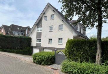 Ruhige, solide 3 Zimmer Staffelgeschoßwohnung mit EBK, Garage und Stellplatz - frei nach Absprache