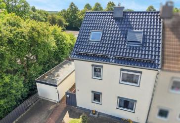 Familienfreundliches Haus mit viel Platz und erneuertem Dach, Heizung und Garage