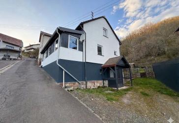 Erschwingliches & saniertes Einfamilienhaus mit Naturidylle