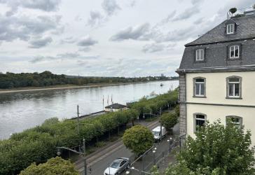 Helle 2-Zimmer-Wohnung mit Balkon und direkter Rheinlage
