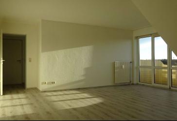 Geräumige und helle 2 Zi. Dachgeschosswohnung mit Balkon in FR-Hochdorf !