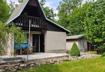 Wochenendhäuschen mit Terrasse, Garage und kleinen Keller
