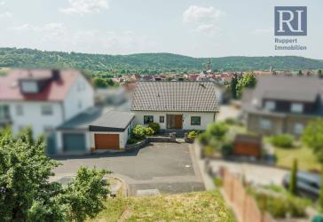 Großzügiges Zuhause mit Fernblick über Eibelstadt