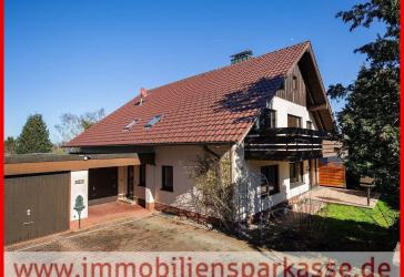 Platz für drei Familien auf riesigem Grundstück!