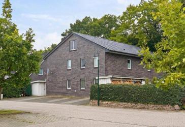 Modernes, großzügiges Zweifamilienhaus mit vielseitigem Nutzungspotenzial und Ausbaureserve
