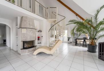 Wohnen mit Gefühl | Maisonette mit Galerie, Kamin & 2 TG-Plätzen - Wohnen wie im eigenen Haus
