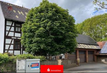 Zweifamilienhaus mit Nebengebäuden