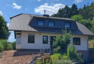 Sehr gepflegtes, großzügiges Ein- bis Zweifamilienhaus auf 2.475 m² Grundstück in ruhiger Wohnlage von Illingen-Wustweiler