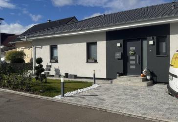 Exklusiver KfW-55 OKAL-Bungalow (Baujahr 2020) - Wärmepumpe, Fußbodenheizung, 664 m² Grundstück