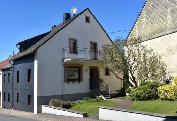 Attraktives Einfamilienhaus mit zusätzlichem Wohnhaus, Garage und Garten in zentraler Lage von Hermeskeil