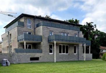 Neubau 3-Zi. -Wohnung, 86m², Erdgeschoss mit Balkon, Bürgervilla, EBK, Terrasse, Tiefgarage, Gäste- WC, Wärmepumpe, ab 03.2027