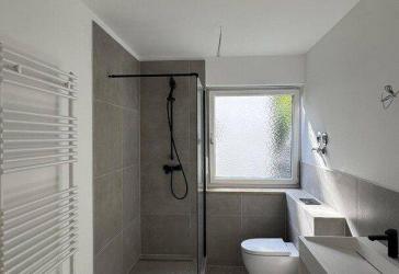 Komplett saniert: 3 Zimmer, Echtholzparkett, großer Balkon, Wärmempumpe - provisionsfrei