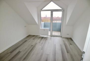 Helle 2-Zimmer-Dachgeschosswohnung mit Balkon, Einbauküche und 2 Stellplätzen in Eisenberg