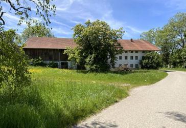 Großes sanierungsbedürftiges Anwesen mit 7019 m² Grundstücksfläche