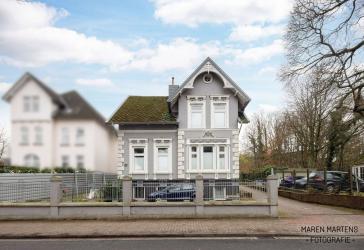 Großzügige Erdgeschosswohnung in stilvoller Stadtvilla