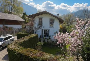 Sonniges Familienglück mit Bergblick: Gepflegtes Einfamilienhaus, FBH, Kamin, PV