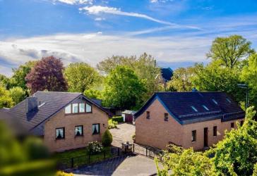 Familienresidenz mit zwei Wohnhäusern auf ca. 2.160 m² Grundstück in Düsseldorf-Lohausen