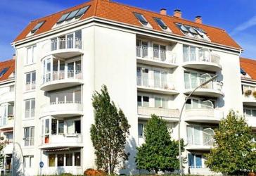 Lichtdurchflutete Dachgeschosswohnung mit offener Küche, Kamin, Tiefgarage und modernem Wohnkomfort