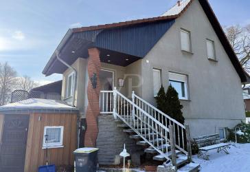 geräumige Doppelhaushalte mit viel Nebengelass, auf großem Grundstück sucht neue Familie