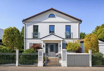 Stilvolle Villa mit traumhaftem Garten. Idyllische Lage zum Wohlfühlen.