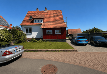 Kleines kernsaniertes Einfamilienhaus ohne Arbeit mit Außenbüro