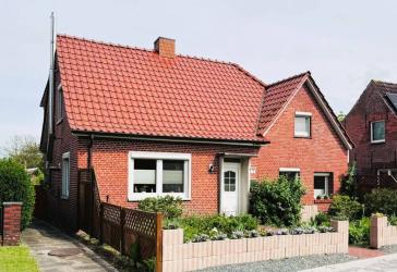 Modernisiertes Wohlfühlhaus mit Garten, Garage, Doppelcarport und Werkstatt in ruhiger Warftenlage