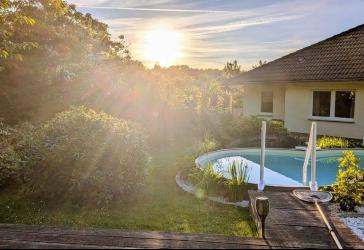 Natur & Design hochwertiges Architektenhaus mit traumhaftem Garten und Pool in absolut ruhiger Lage